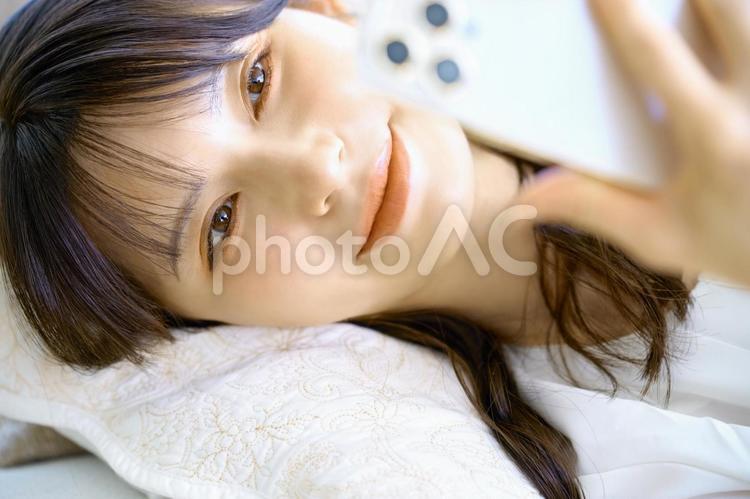 仰向けでスマホを見る女性　主婦　ソファ スマホ,女性,主婦の写真素材