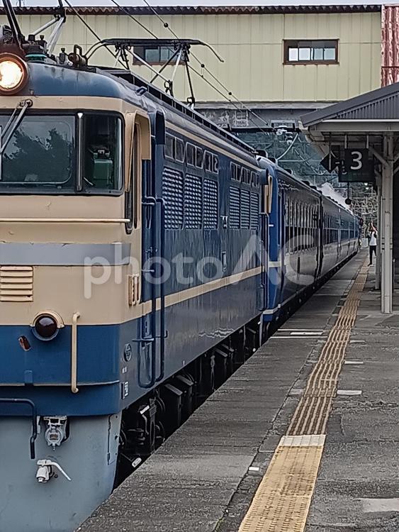 ＥＦ６５形と１２系側面 乗り鉄,撮り鉄,鉄道の写真素材