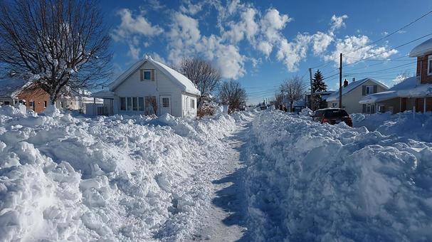 雪の壁に囲まれた道 雪の壁に囲まれた道の写真