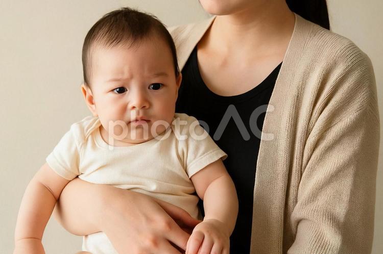 婚外子・愛人の子・抱かれる赤ちゃん 赤ちゃん,婚外子,愛人の子の写真素材