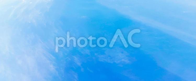 真っ青な美しい空と雲　横長パノラマ背景素材 空,晴れ,雲の写真素材