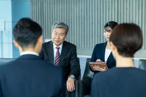 商談するビジネスパーソン 商談するビジネスパーソン ビジネスパーソン,商談,契約の写真素材