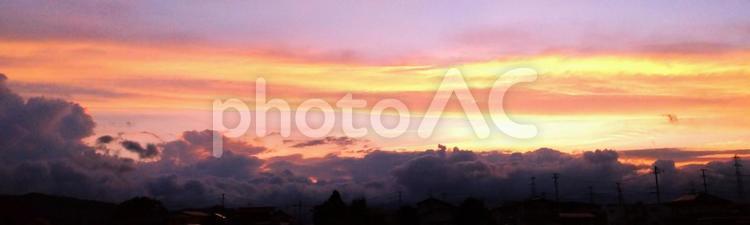 夕焼け空とシルエット 雲,空,夕焼けの写真素材