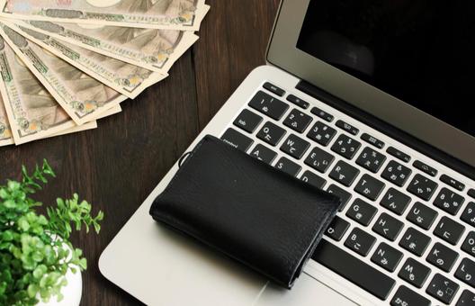 パソコンと財布とお金 パソコンと財布とお金 パソコン,財布,お金の写真素材