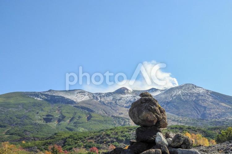十勝岳望岳台の積み石と十勝岳連峰 美瑛,十勝岳望岳台,十勝岳連峰の写真素材