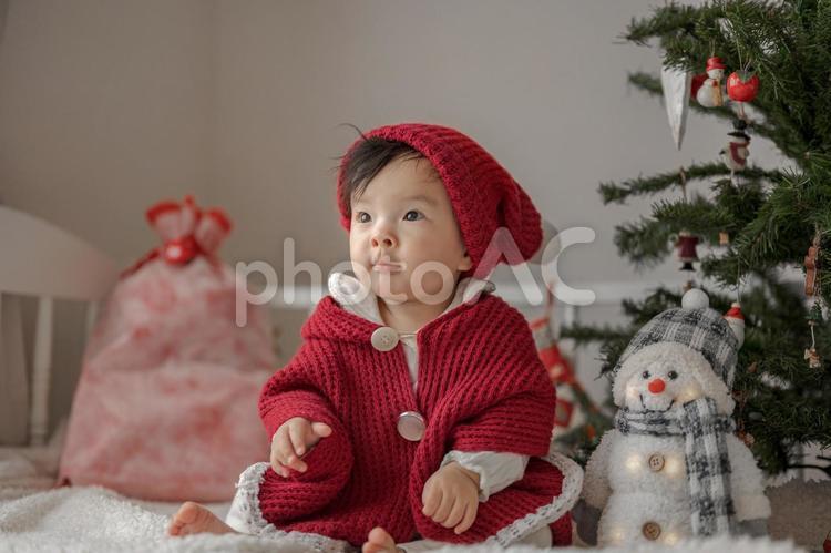 クリスマスサンタ服の子供(その２７) クリスマス,くりすます,サンタクロースの写真素材
