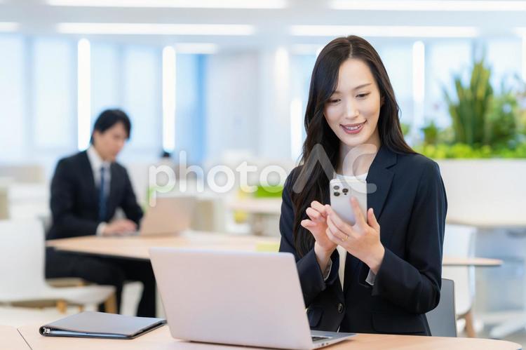 オフィスで働くビジネスウーマン ビジネス,オフィス,女性の写真素材