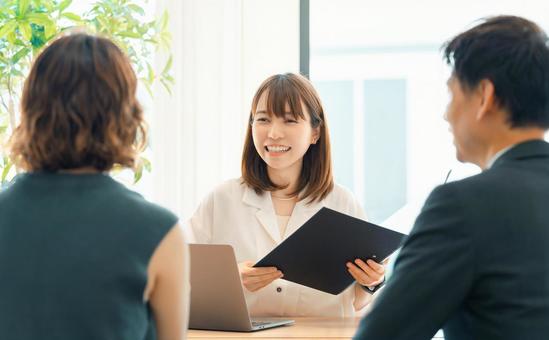 打ち合わせをする男女3人のビジネスマン 打ち合わせをする男女3人のビジネスマン 男女,3人,男性の写真素材