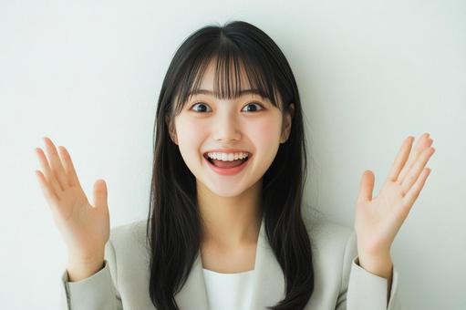 驚いた表情の女性 驚いた表情の女性の写真
