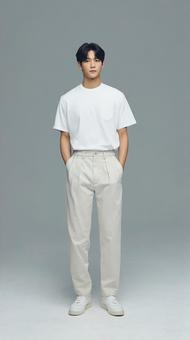 シンプルな服装の男性の全身ポートレート シンプルな服装の男性の全身ポートレートの写真