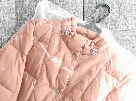 寒くなったのでダウンジャケットを用意 ダウンジャケット,防寒,ファッションの写真素材