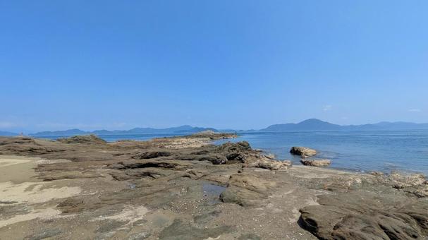 岩と砂浜が織りなす海岸線-05 岩と砂浜が織りなす海岸線-05 大角海浜公園,今治市,瀬戸内海の写真素材