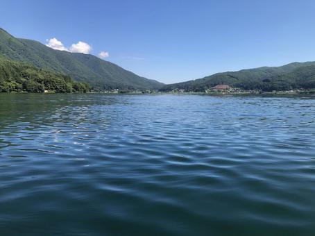 水上から見る湖面と空 中綱湖 水上から見る湖面と空 中綱湖 水上,湖面,水面の写真素材