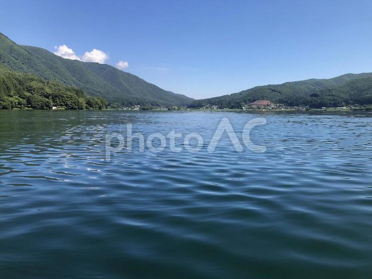 水上から見る湖面と空　中綱湖 水上,湖面,水面の写真素材