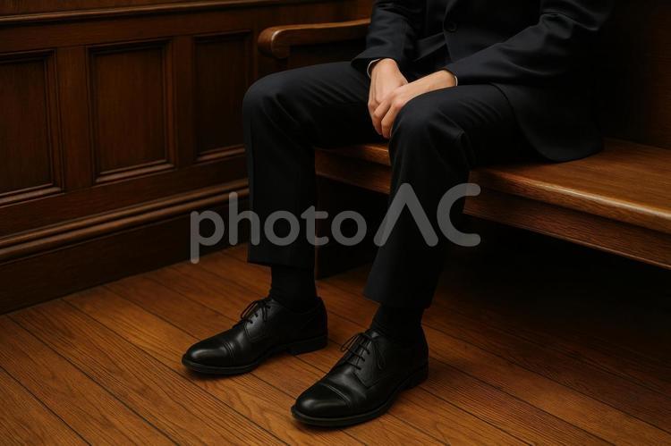 法廷で判決を待つ男性 裁判,法廷,男性の写真素材