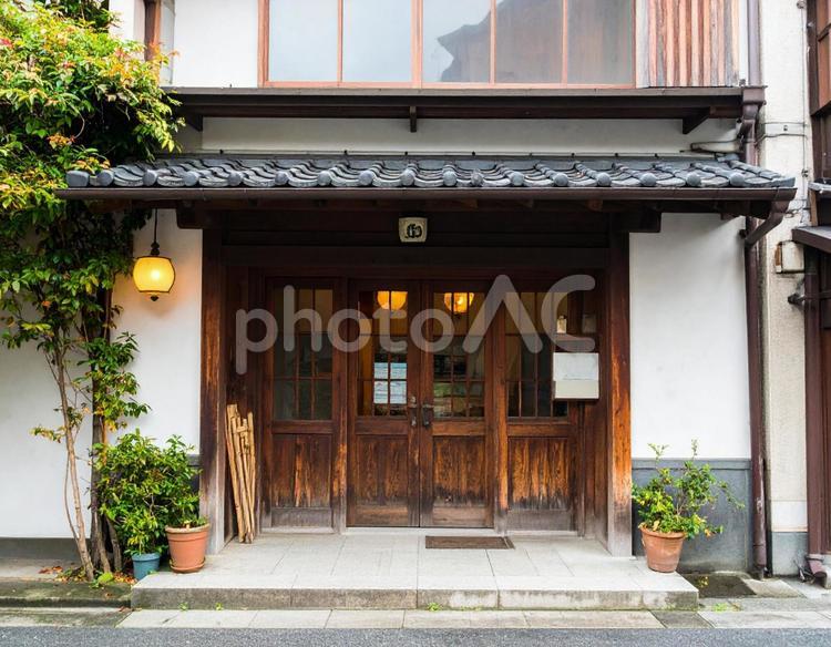 趣のある日本家屋風レストランの入り口 レストラン,外観,入り口の写真素材