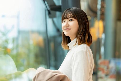 窓の外を見る女性 女性,人物,待ち合わせの写真素材