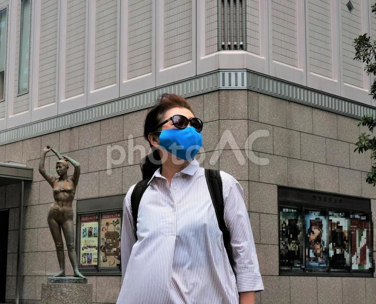 東京宝塚劇場の前に立つマスク姿の女性ツーリスト 女性,ツーリスト,マスクの写真素材