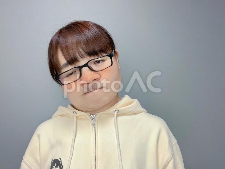 残念でふてくされる　めがね 変顔さっちん 残念,落ち込む,肩を落とすの写真素材