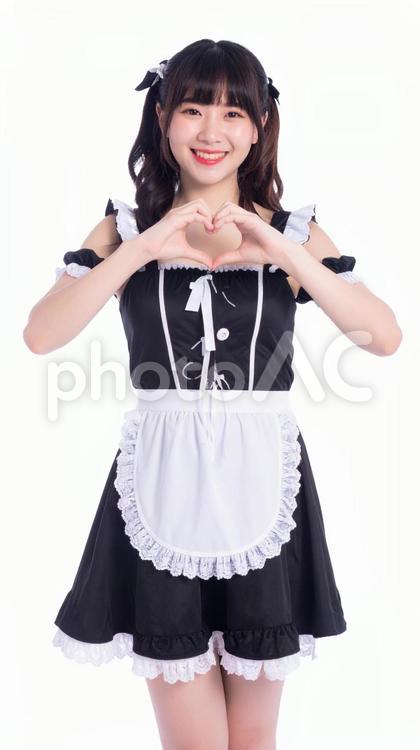 ハートのジェスチャーをするメイド 女性,ジェスチャー,女の写真素材