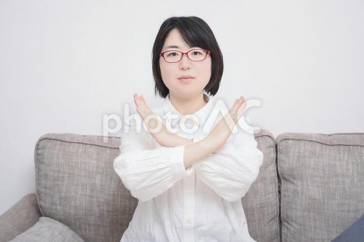NGのサインを作る女性 女性,禁止,不正解の写真素材