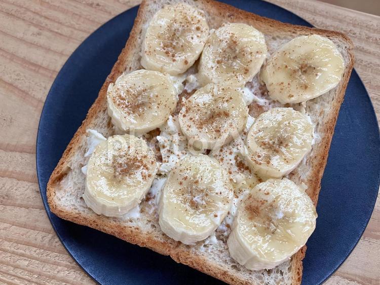 バナナとクリームチーズをのせたトースト バナナ,トースト,クリームチーズの写真素材