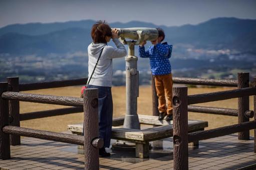 <人物>山の展望台の双眼鏡で遊ぶ親子 <人物>山の展望台の双眼鏡で遊ぶ親子 女性,子供,家族の写真素材