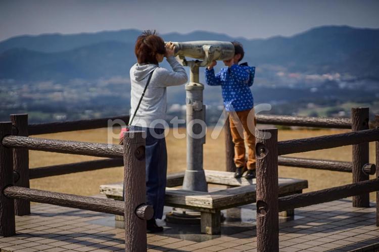 ※＜人物＞山の展望台の双眼鏡で遊ぶ親子 家族,親子,子供の写真素材