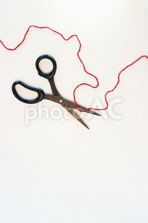 縁を切られる赤い糸１０ cut,かなしい,こころの写真素材