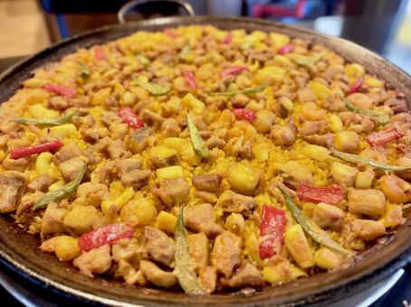 大人数で取り分けるパエリア(アップ) 大人数で取り分けるパエリア(アップ) パエリア,パエリヤ,スペイン料理の写真素材