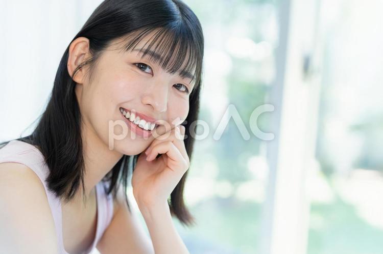 スキンケアをする女性 美容,ビューティー,笑顔の写真素材