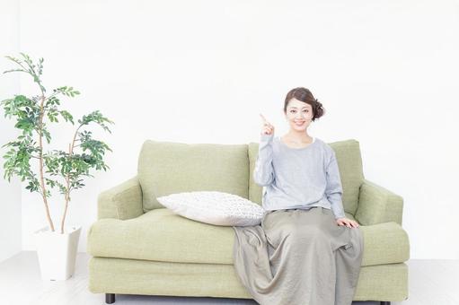 家で指差す女性 家で指差す女性 女,指,女の子の写真素材