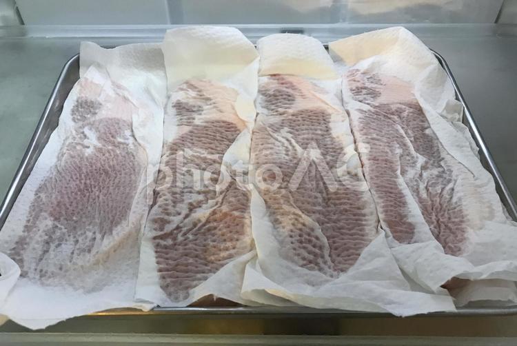 豚ロース肉を冷蔵庫で熟成させる 熟成,下ごしらえ,豚肉の写真素材