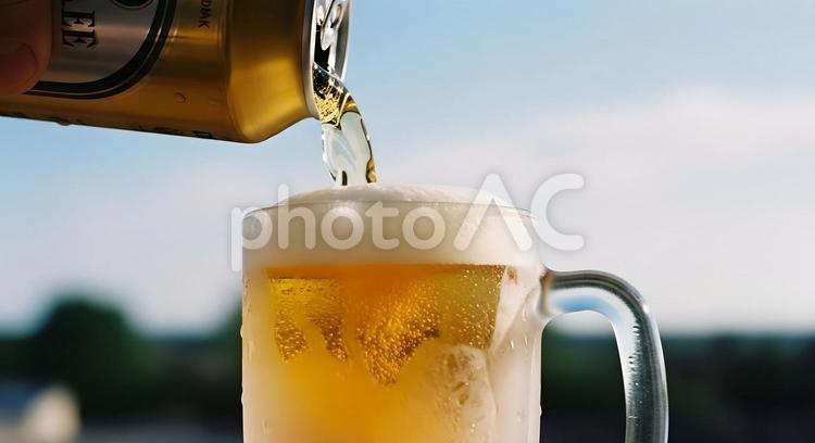 夏空の下　缶ビールをジョッキに注ぐ瞬間 夏空,夏,青空の写真素材