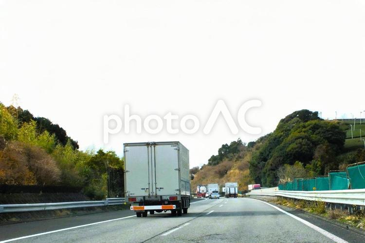 冬　トラックが連なる上り坂カーブと茶畑 トラック,高速道路,車の写真素材