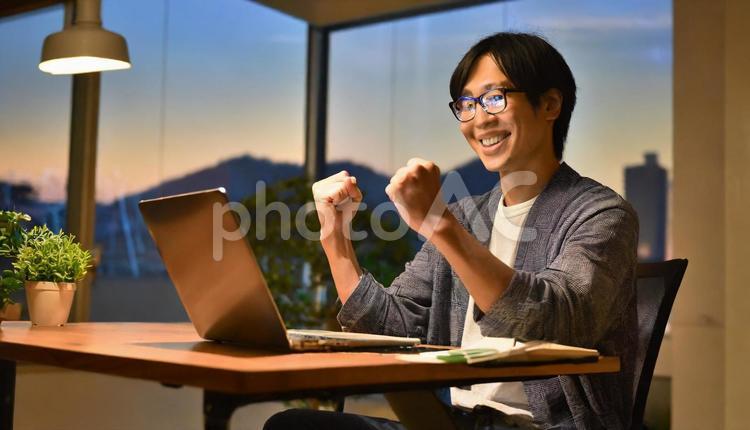 ガッツポーズする男性 ビジネス,頬杖,ノートパソコンの写真素材