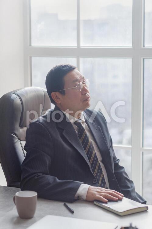 重役会議中考える男性3 会社員,男性,アジア人の写真素材