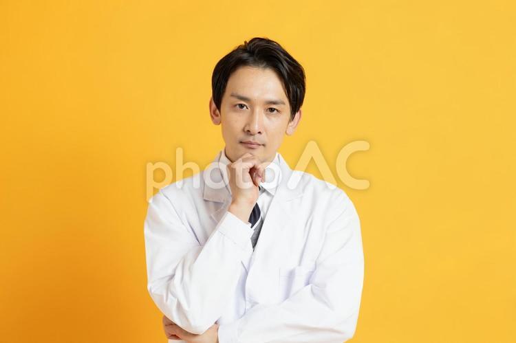 考え事をしている男性の医者 イケメン,ハンサム,プロフィール写真の写真素材