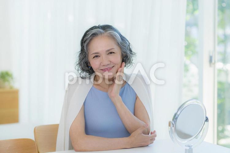 スキンケアをするシニア女性 美容,シニア,笑顔の写真素材