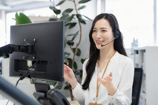 コールセンターで働く女性オペレーター コールセンターで働く女性オペレーター ビジネス,オペレーター,コールセンターの写真素材