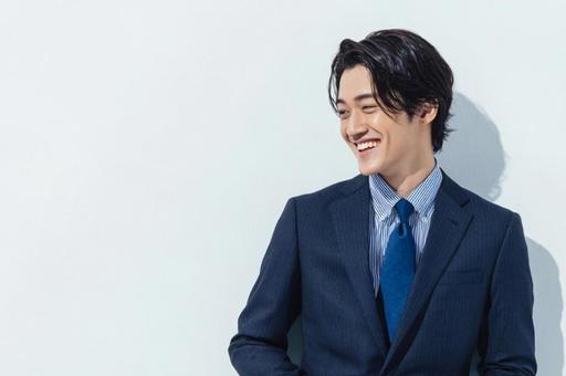スーツ姿の若いビジネスマン-12 スーツ姿の若いビジネスマン-12の写真