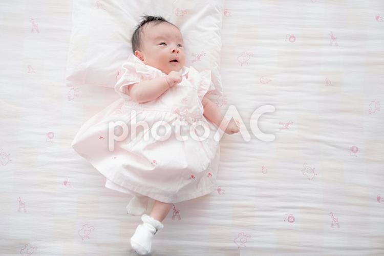 ピンクの服の赤ちゃん(その１９) 赤ちゃん,家族,ポーズの写真素材