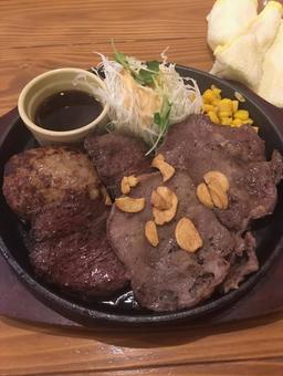 ステーキ ステーキ ステーキ,焼肉,カルビの写真素材
