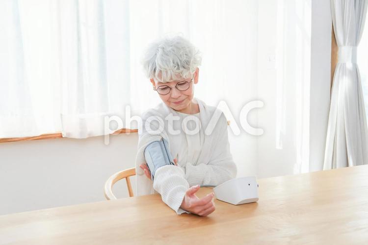 血圧を測るシニア女性 女性,高齢者,おばあちゃんの写真素材