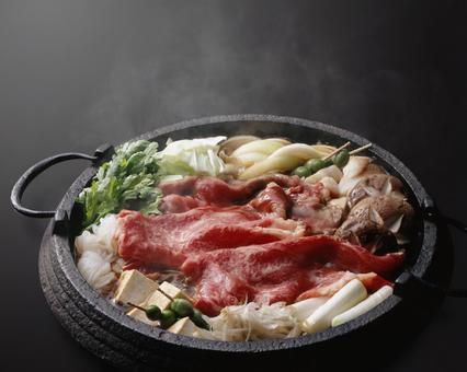 すき焼き すき焼き すき焼き,鉄鍋,牛肉の写真素材