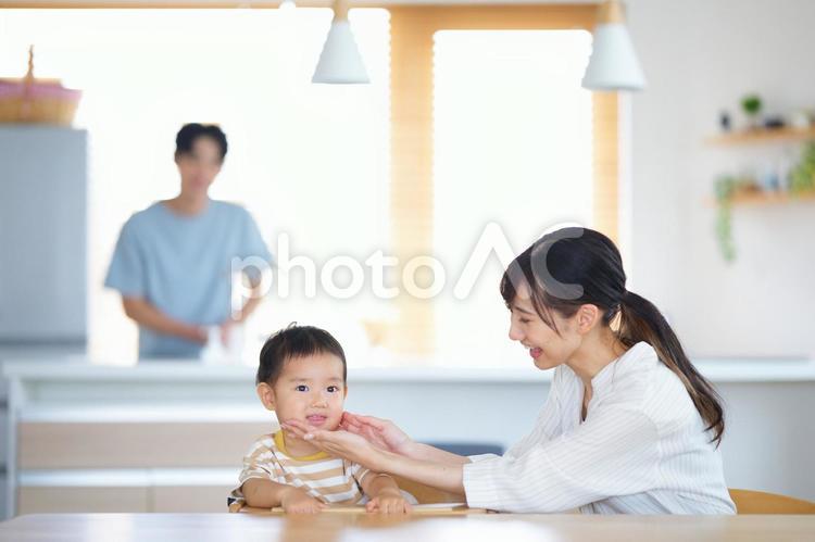 息子の頬を触る笑顔の母 母子,男の子,頬の写真素材