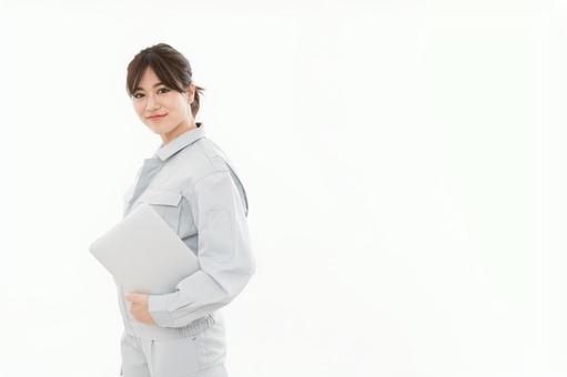 若い女性 作業着 若い女性 作業着 ノートパソコン,女性,作業服の写真素材