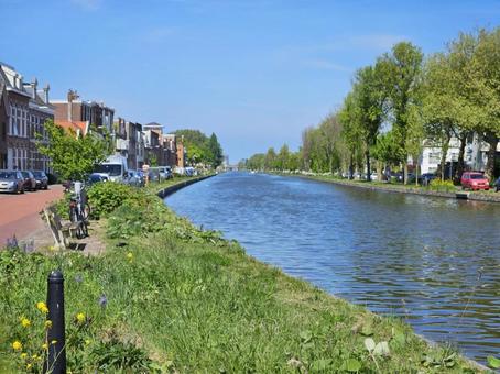 ヨーロッパの田舎町　住宅地を流れる川 景色,風景,海外の写真素材