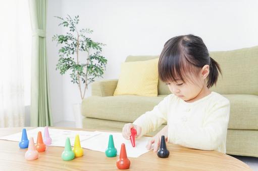 お絵かきをする子ども お絵かきをする子ども クレヨン,紙,子育ての写真素材
