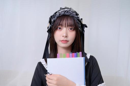 ノートを持つ地雷系女子 ノートを持つ地雷系女子の写真